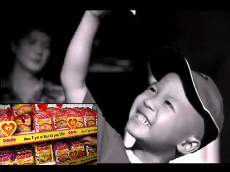 Hình ảnh cậu bé Tuấn được cắt từ đoạn clip quảng cáo mỳ gấu đỏ.